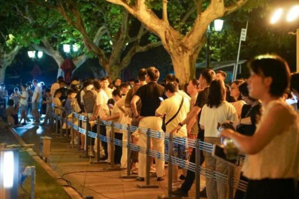 启远网 上海高精力牛马半夜3点排队进博物馆约会？法老都得加班的上博埃及展一年赚了7个亿